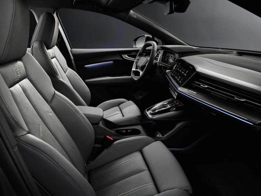 Интерьер Audi Q4 e-tron 2022 года  (фото 7 из 7)